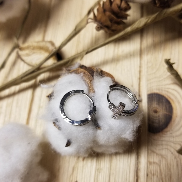 Beautiful Cross Hoop earrings - Picture 6 of 11